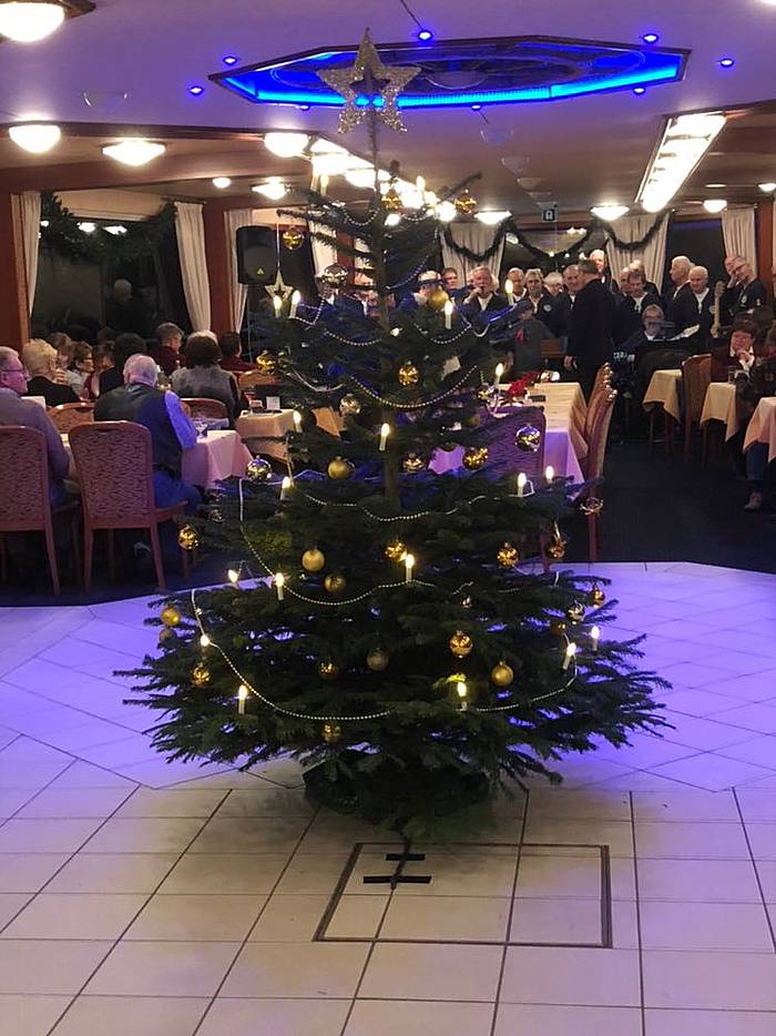 Weihnachtsbaum auf dem Schiff