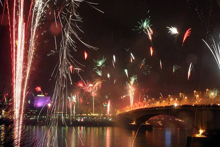 Fireworks, New Year's Eve, Rhine, event location Bonn, Cologne, Königswinter, event ship, Rhine cruise