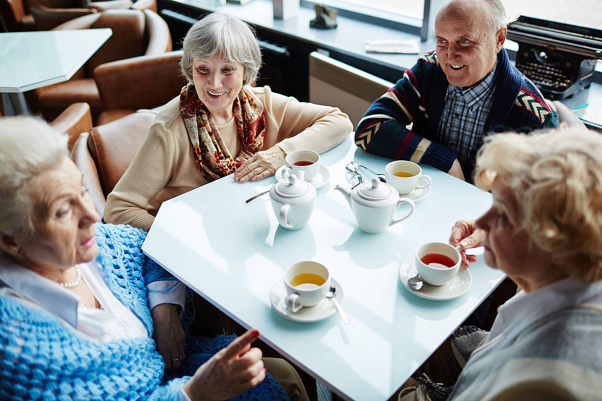 Senioren trinken Kaffee auf dem Schiff - Rheinschifffahrt